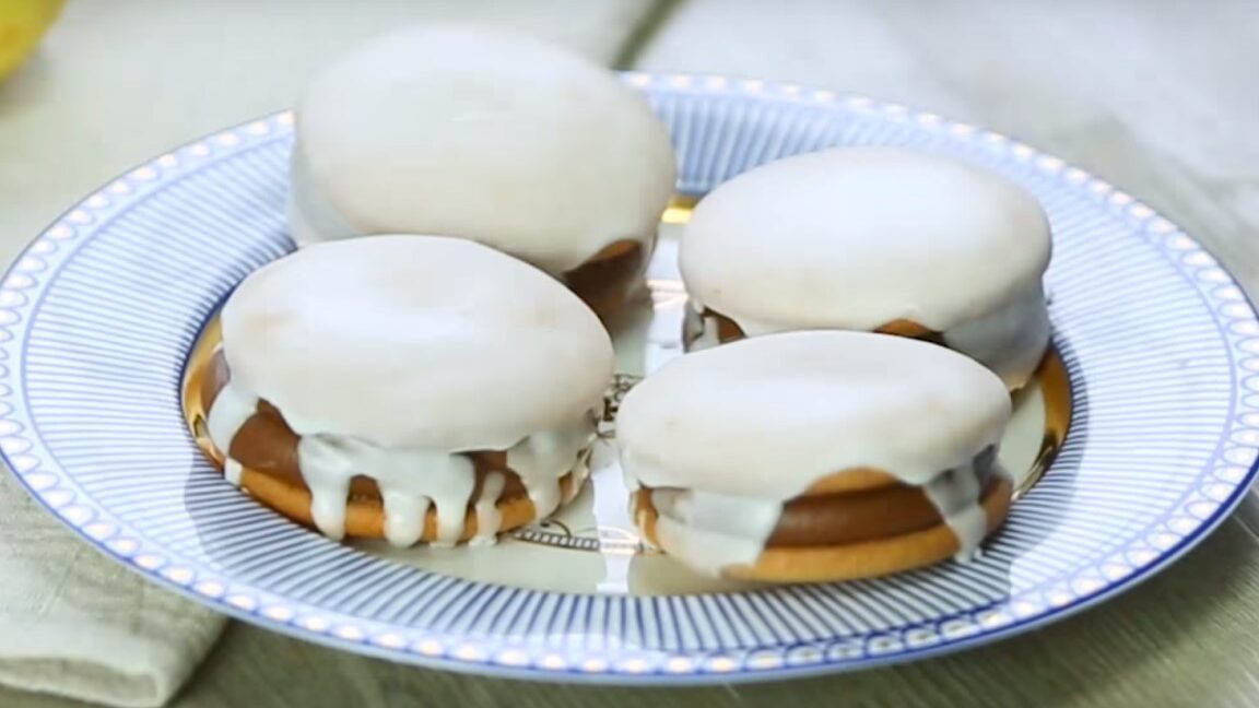Alfajores de crema de limón: una deliciosa y sorprendente receta argentina 1 alfajor de crema de limon con azucar glas