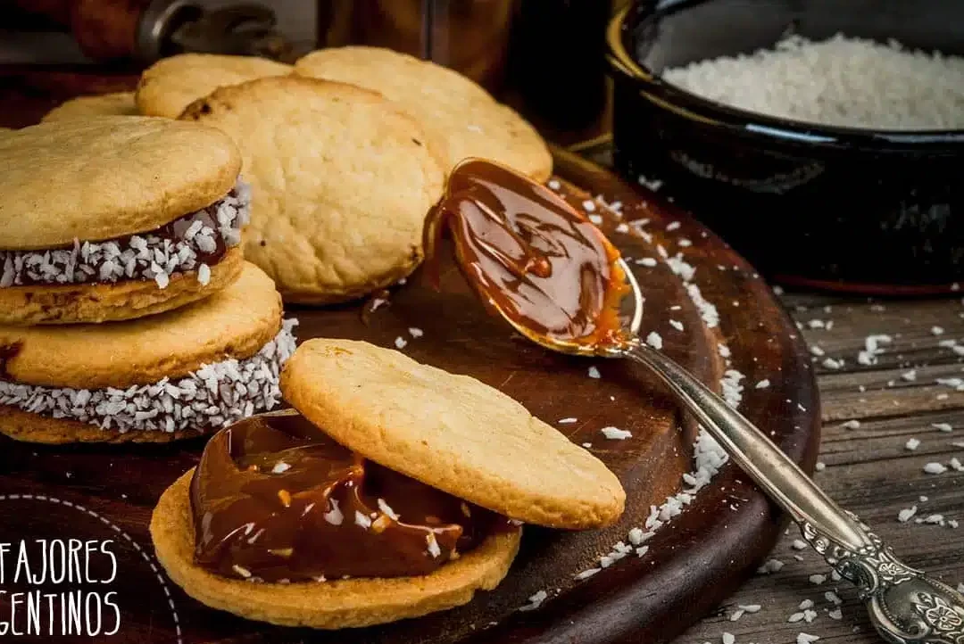 alfajores argentinos rellenos con dulce de leche