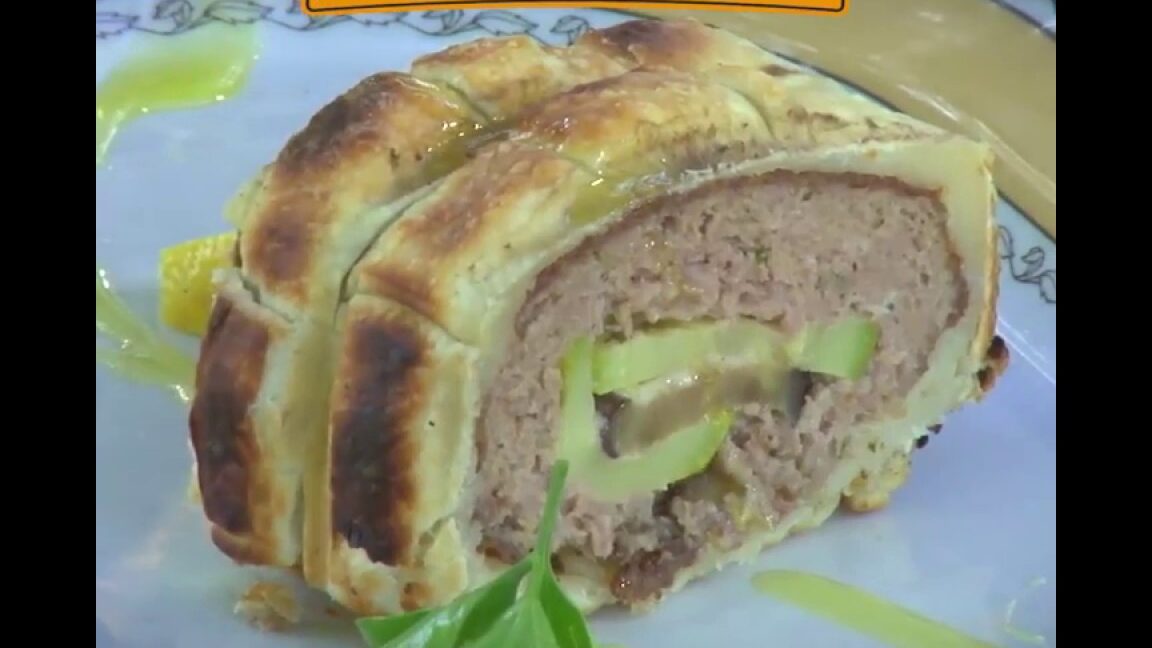arrollado de carne picada envuelto en masa