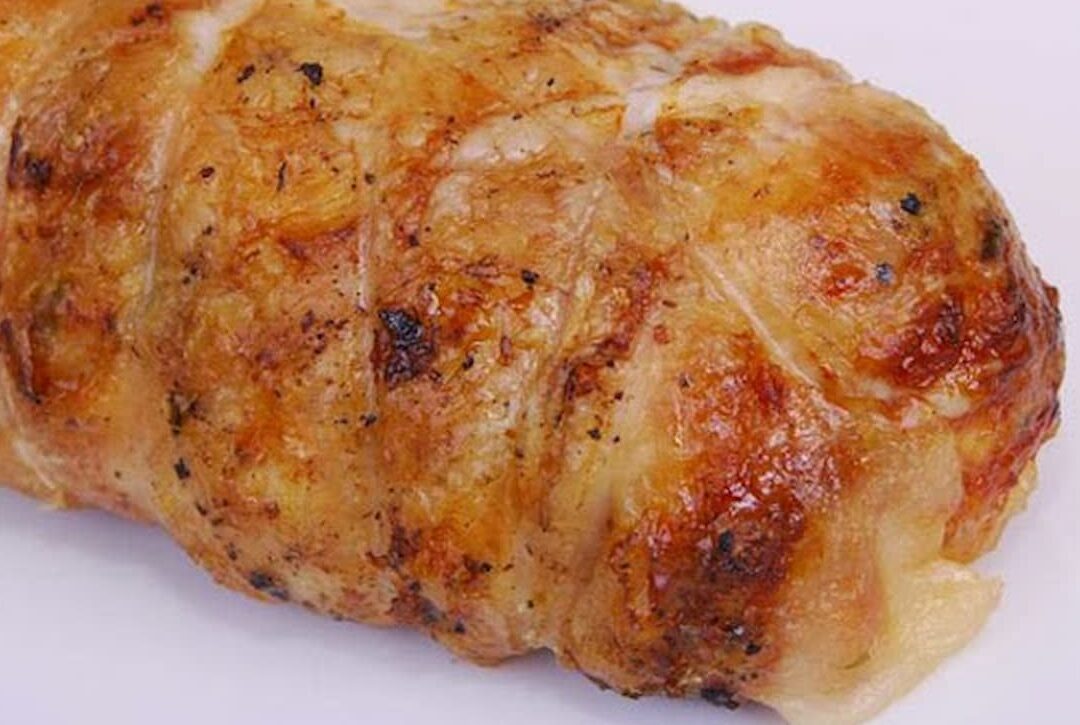 arrollado de pollo relleno dorado y jugoso