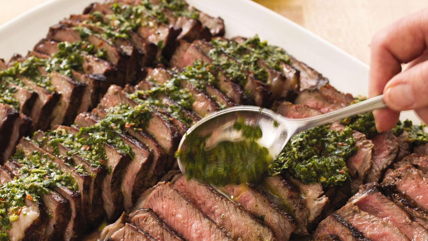 asado argentino a la parrilla con chimichurri