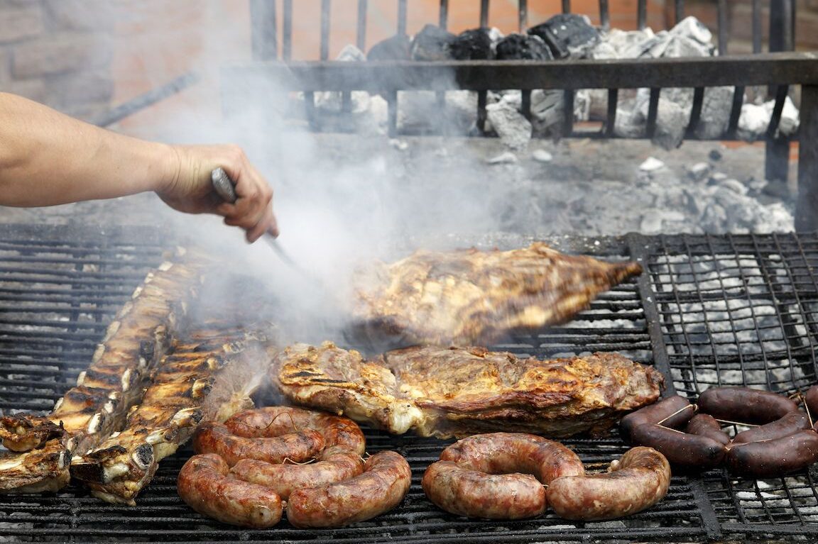 asado argentino en una parrilla 1