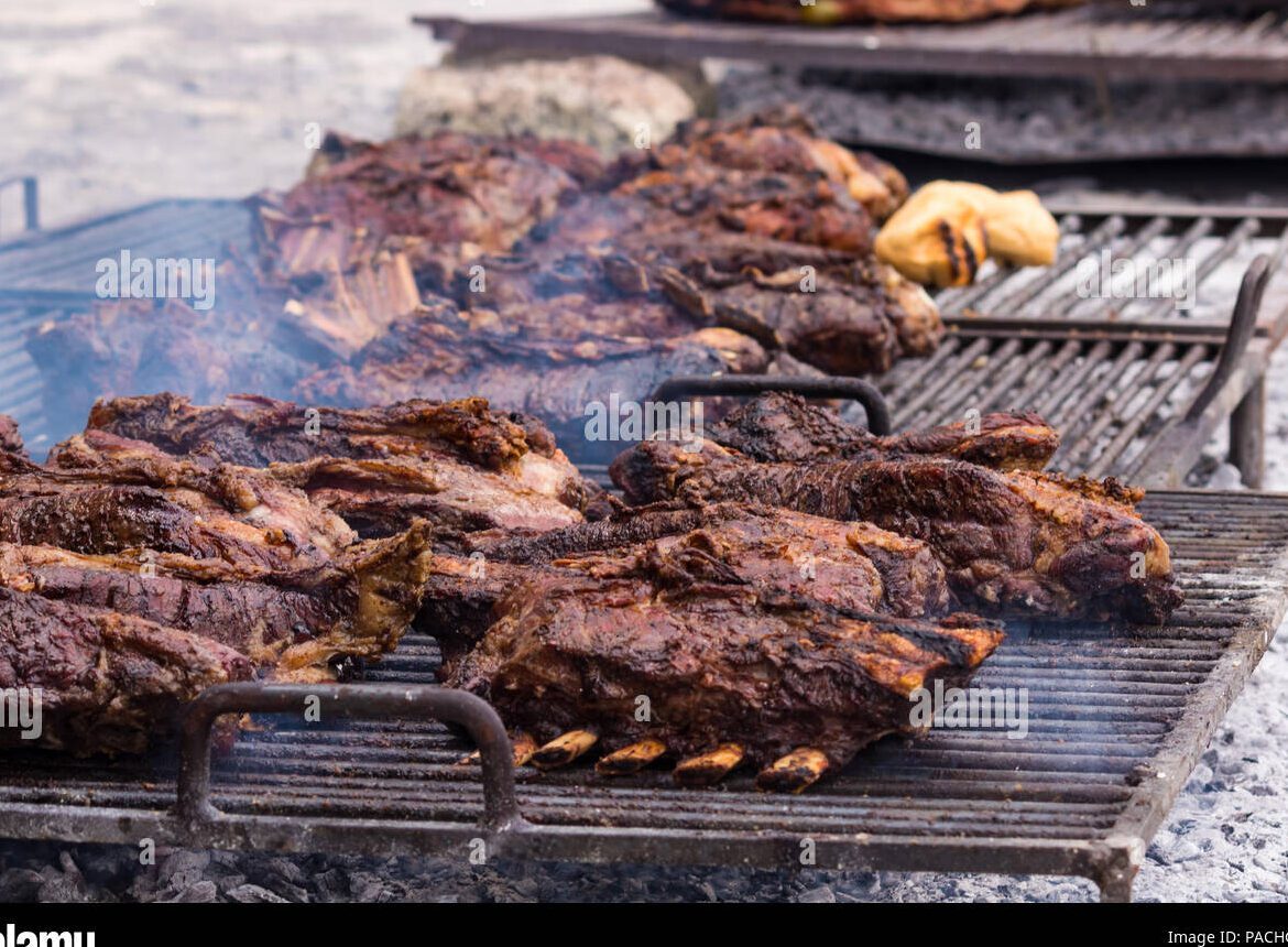 asado argentino en una parrilla al aire libre 2