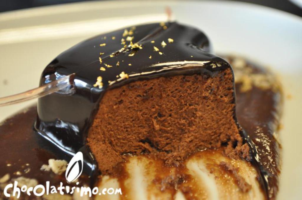 bano de chocolate brillante sobre un postre