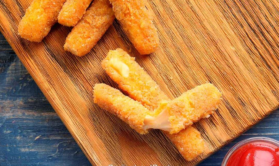 bastoncitos de queso sumergidos en salsa casera