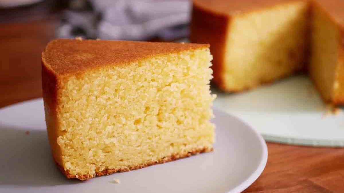 bizcochuelo alto y esponjoso recien horneado