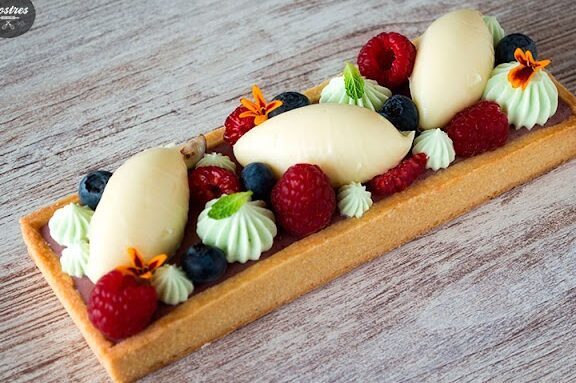 bizcochuelo de yogurt relleno con helado un postre fresco y delicioso para sorprender 1