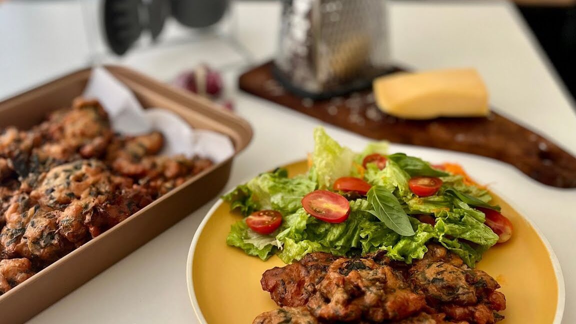 bunuelos de hojas de remolacha sobre una bandeja