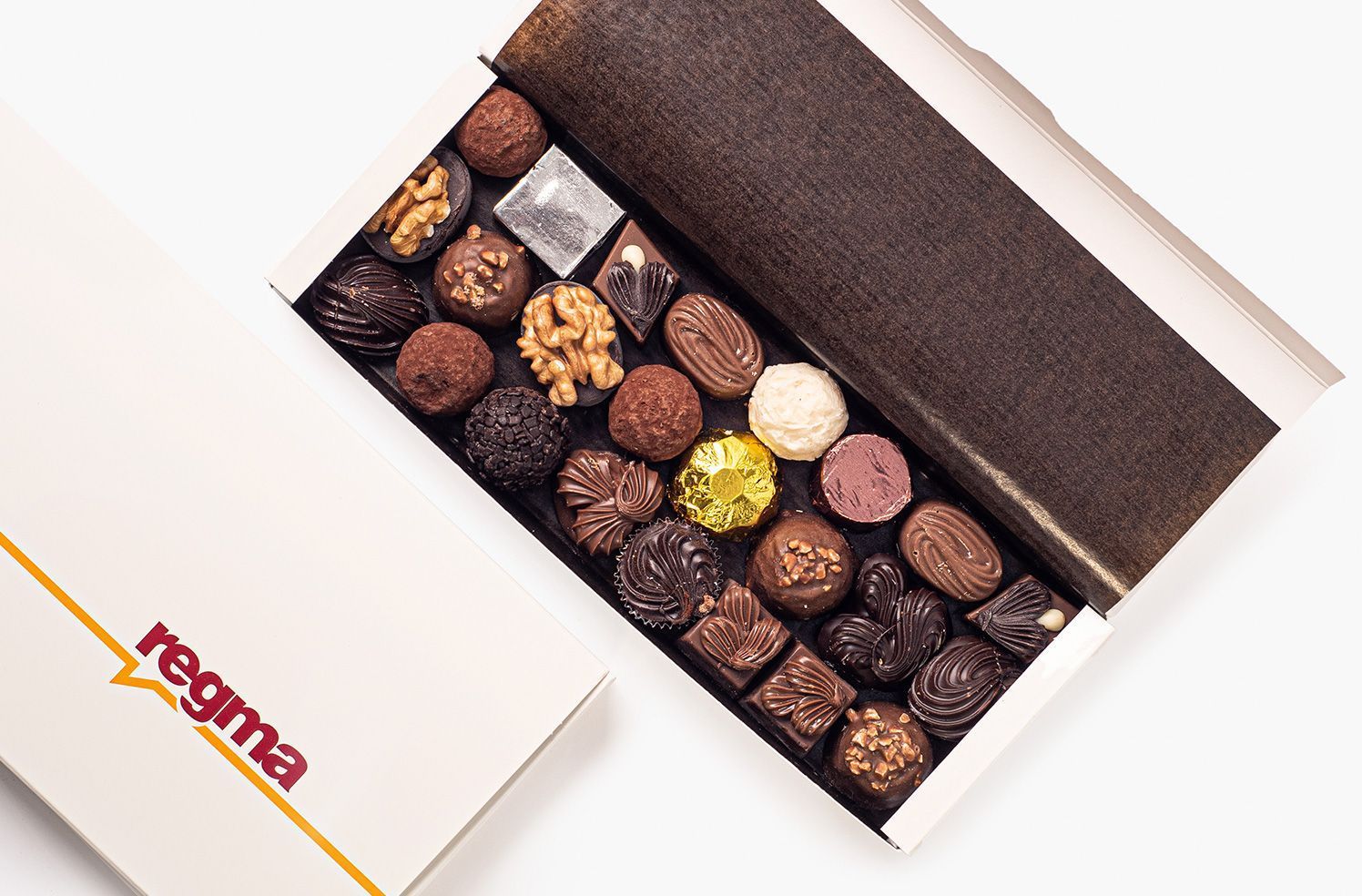 caja de bombones variados y decorados