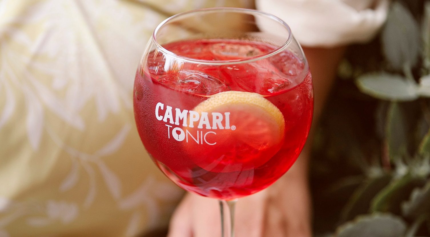 campari con sprite y limon en vaso