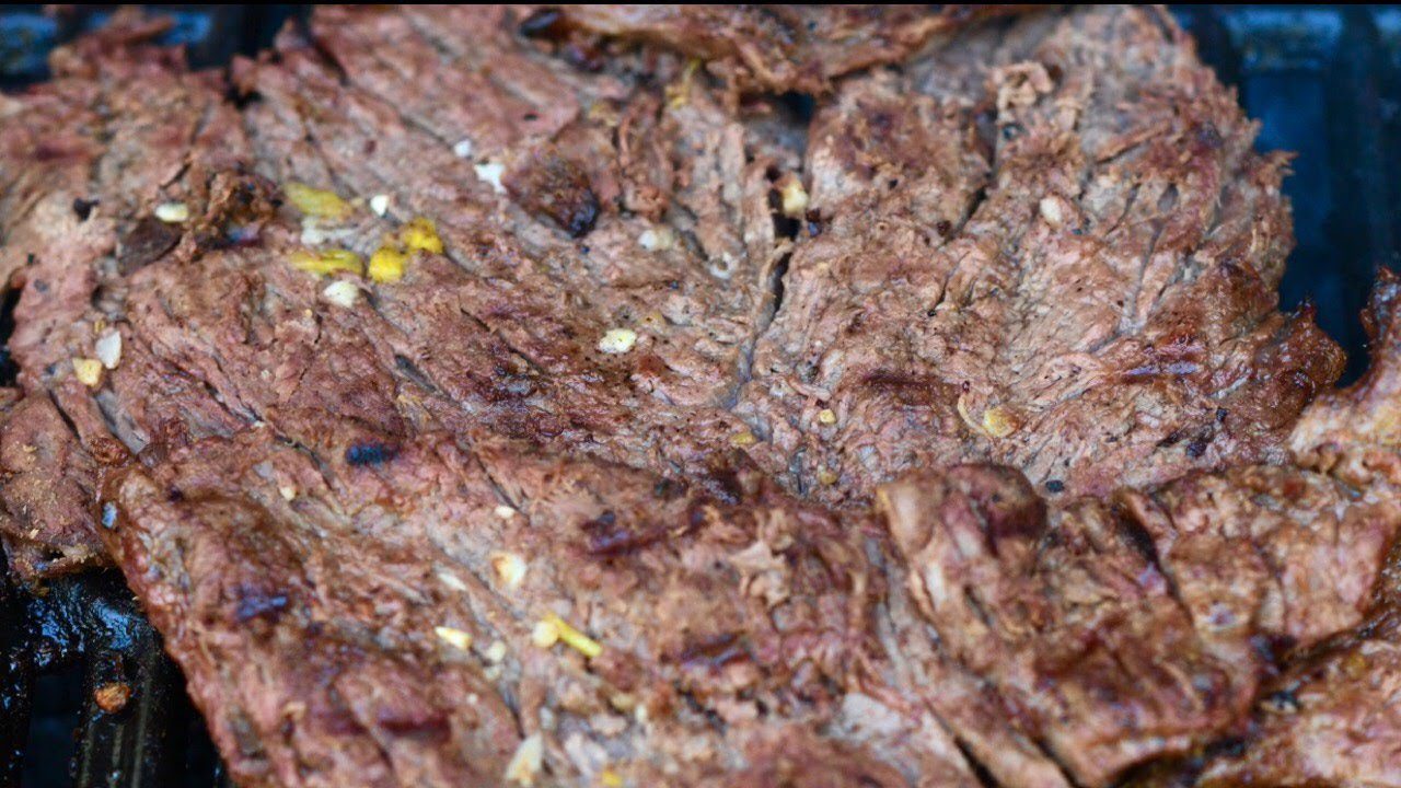 carne asada jugosa en parrilla de carbon