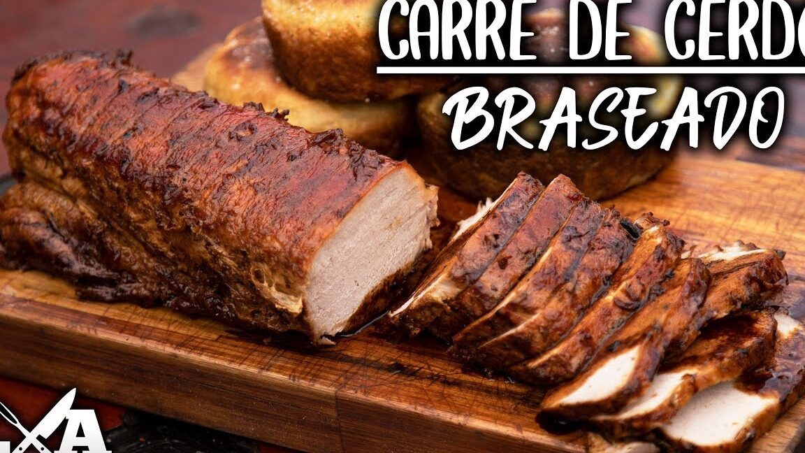 carre de cerdo jugoso y dorado en parrilla