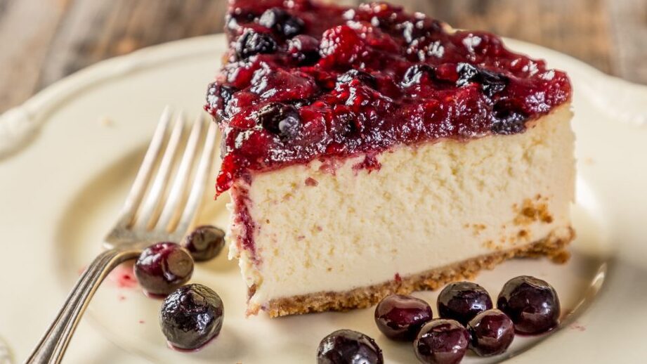 cheesecake con salsa de frutos rojos tentadora