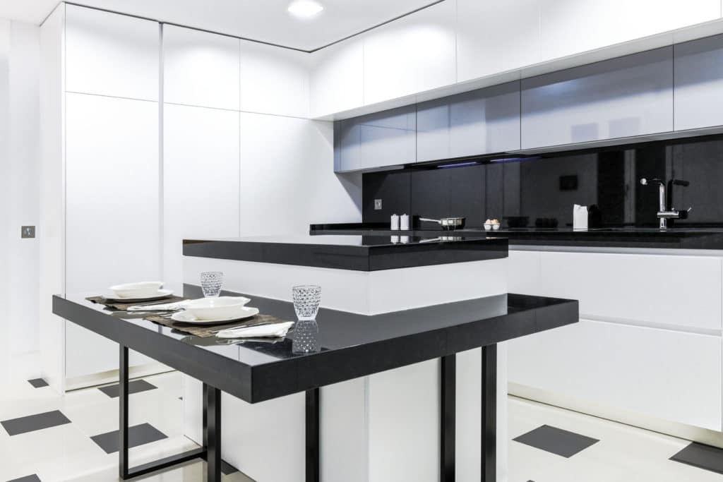 cocina minimalista en blanco y negro
