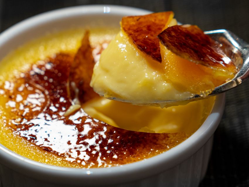 creme brulee con caramelo dorado perfecto