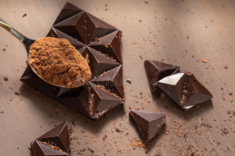 cucharada de cacao en polvo sobre mesa