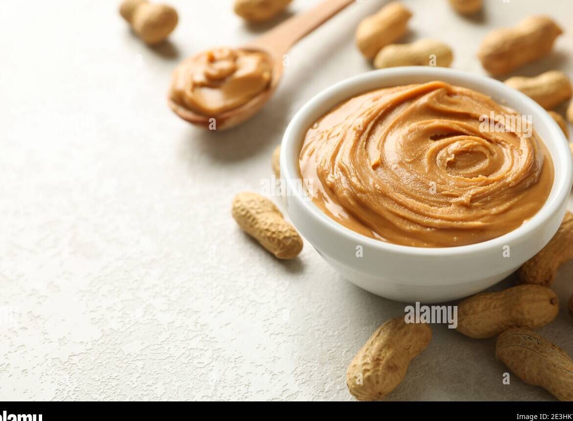 cuenco de mantequilla de mani con cucharas de postre
