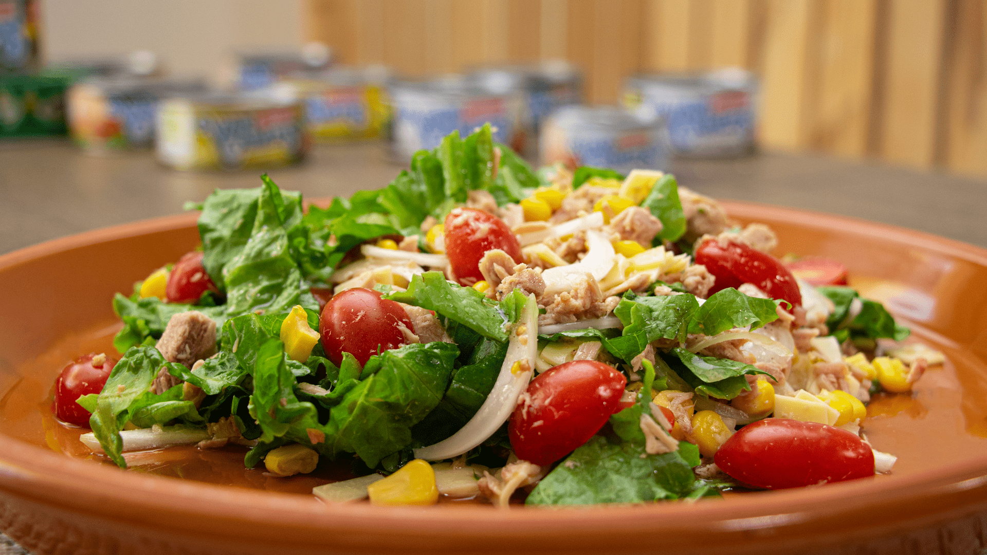 deliciosa ensalada de atun con vegetales frescos