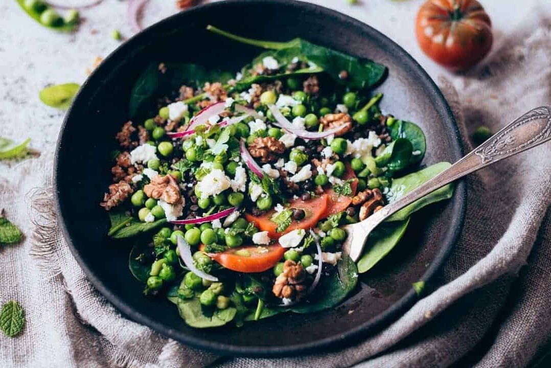 deliciosa ensalada de trigo burgol perfecta para una comida ligera