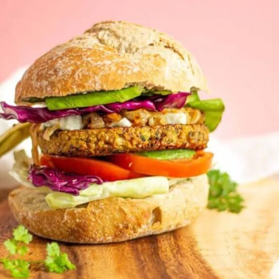 Deliciosas hamburguesas vegetarianas de garbanzos y arroz: ¡Sabor y salud en un bocado!
