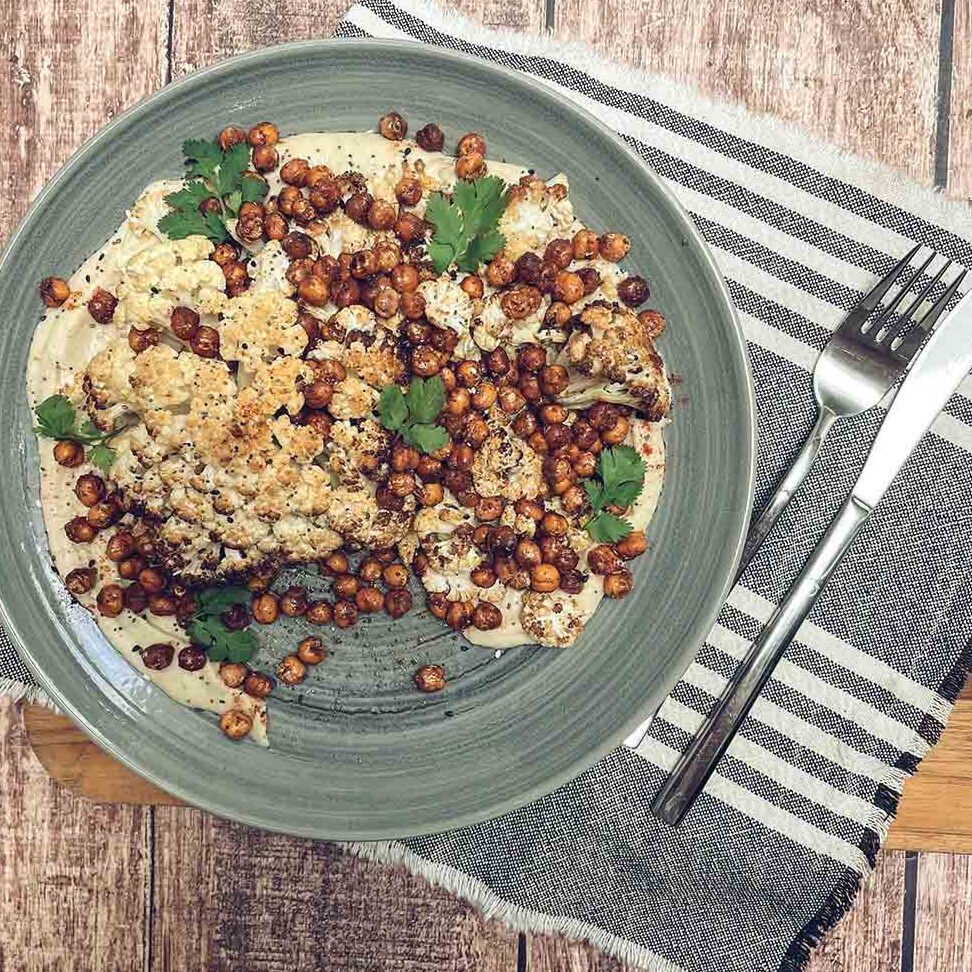 delicioso vegetal de temporada coliflor asado con baba ganush