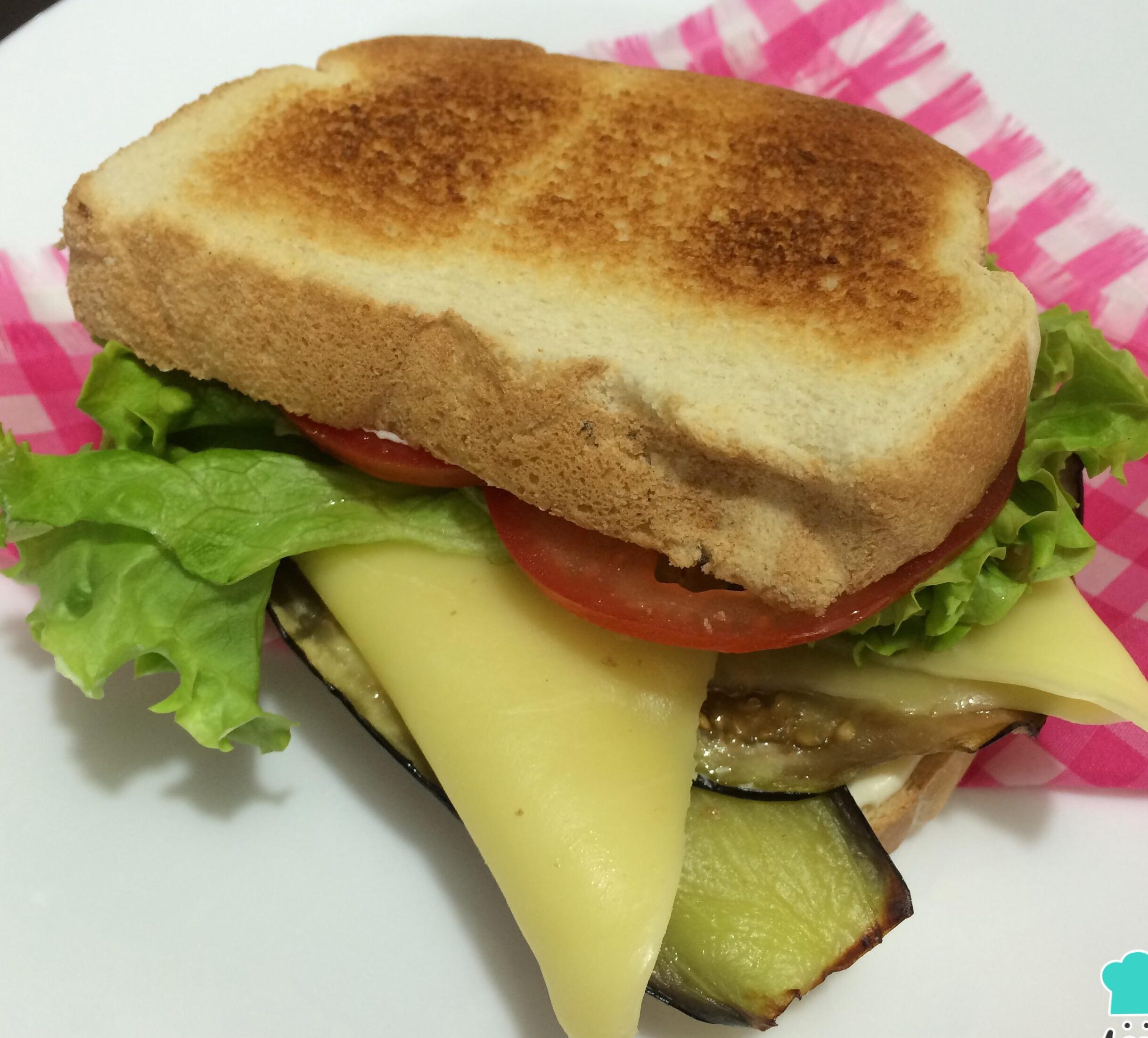 deliciosos sandwichitos vegetarianos de berenjena para un almuerzo fresco y ligero