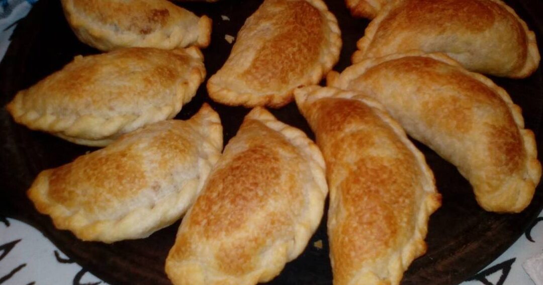 empanadas de pollo saltenas recien horneadas