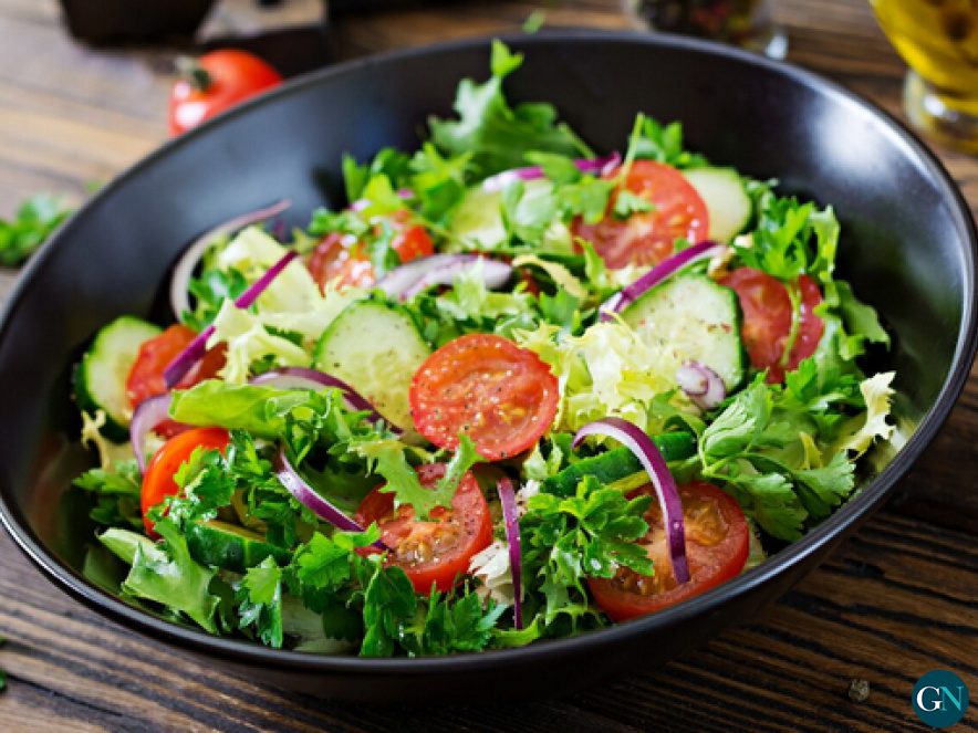 ensalada colorida con ingredientes frescos y variados