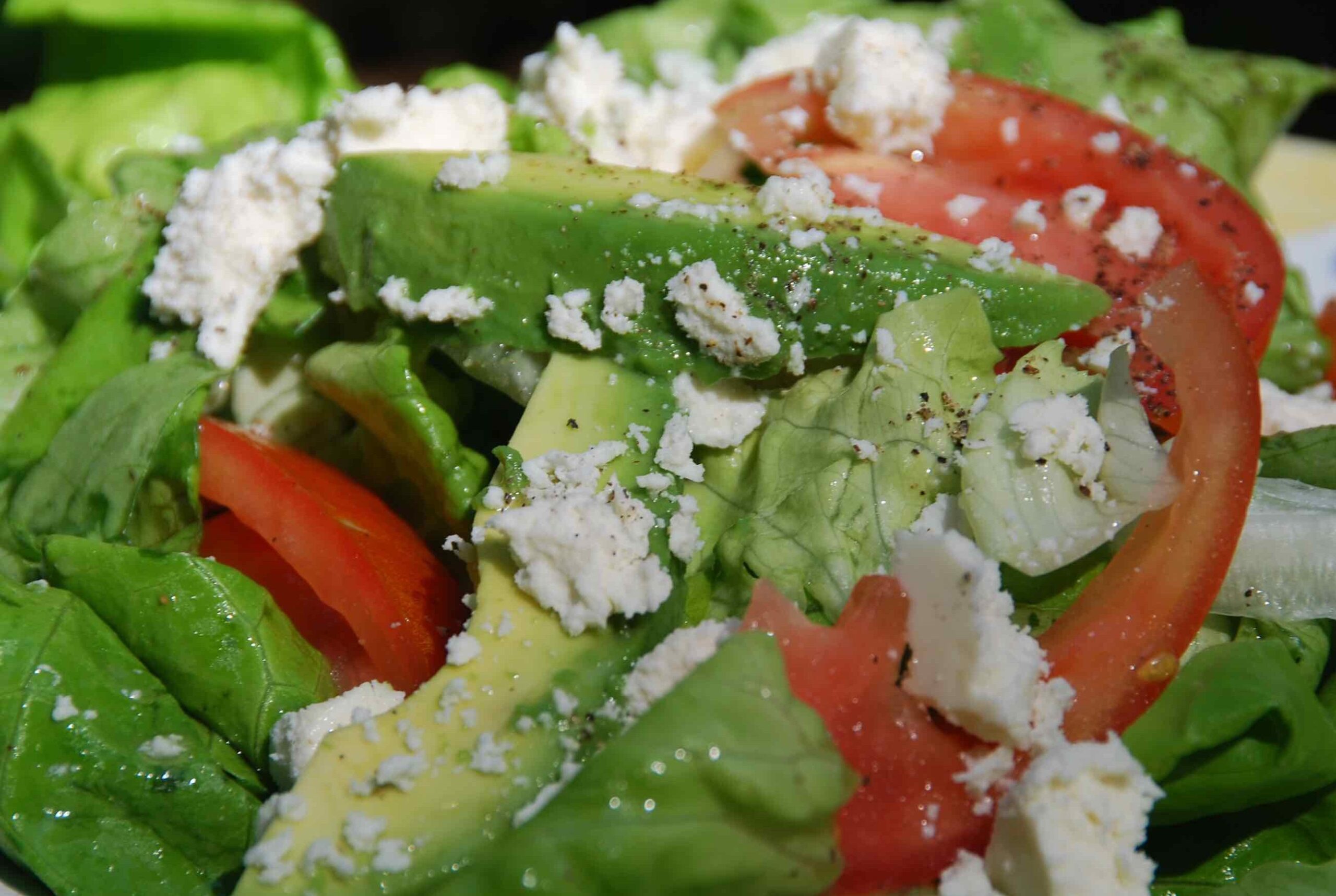 ensalada fresca con salsa de queso crema scaled