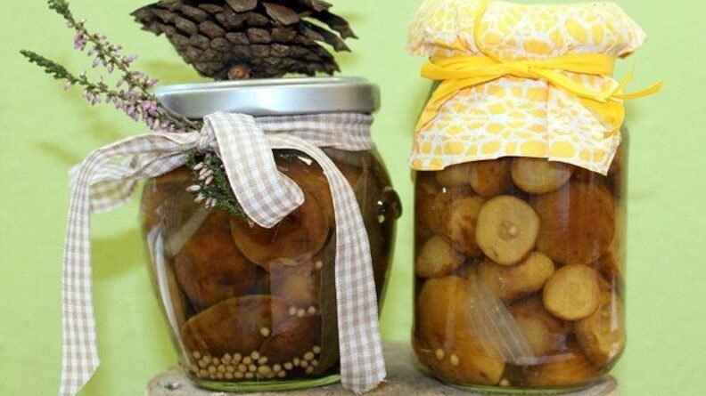 frascos de vidrio llenos de escabeches argentinos