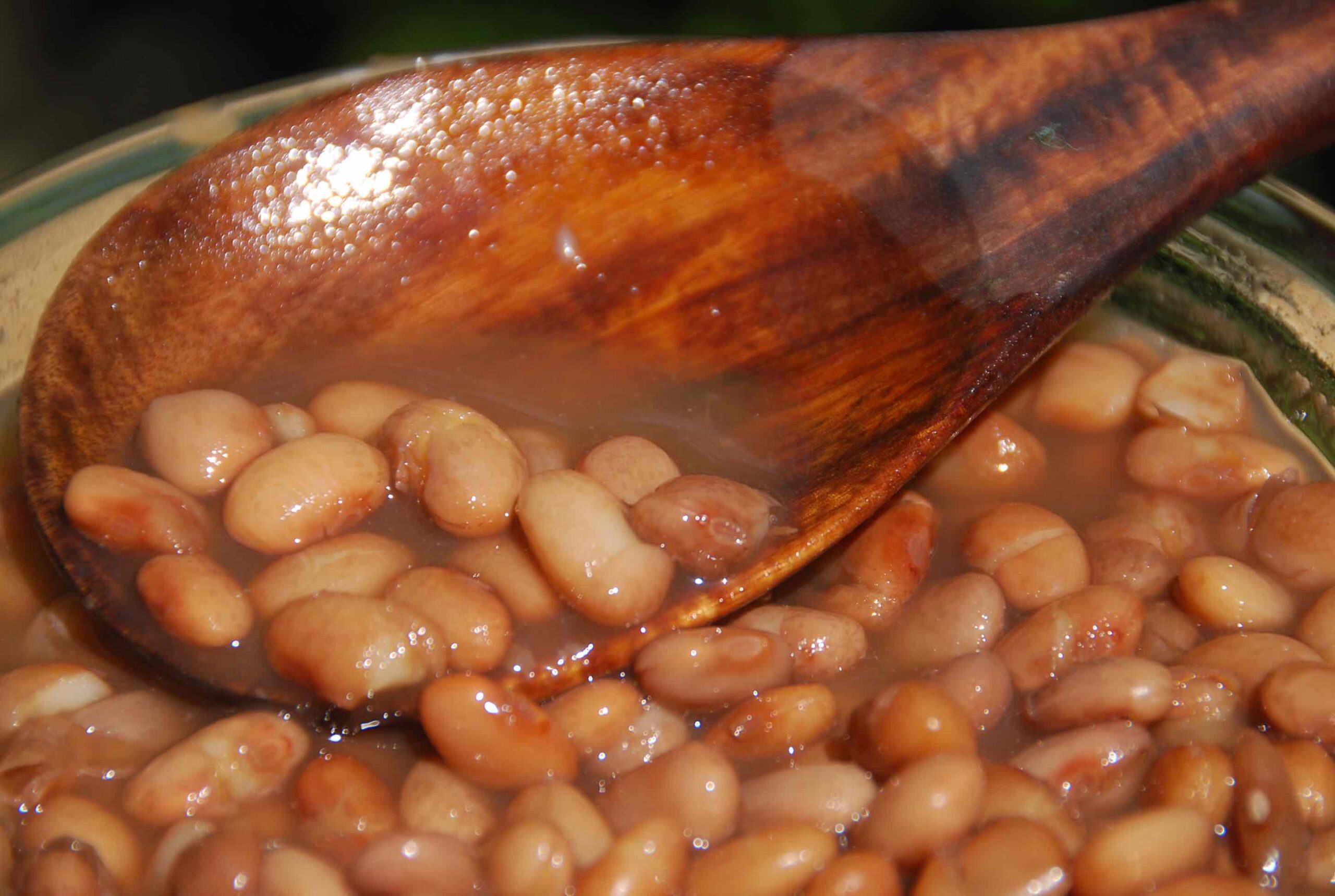 frijoles cocidos en olla de barro scaled