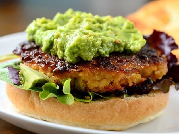 hamburguesa vegetariana de quinoa y hongos una explosion de sabor y nutrientes
