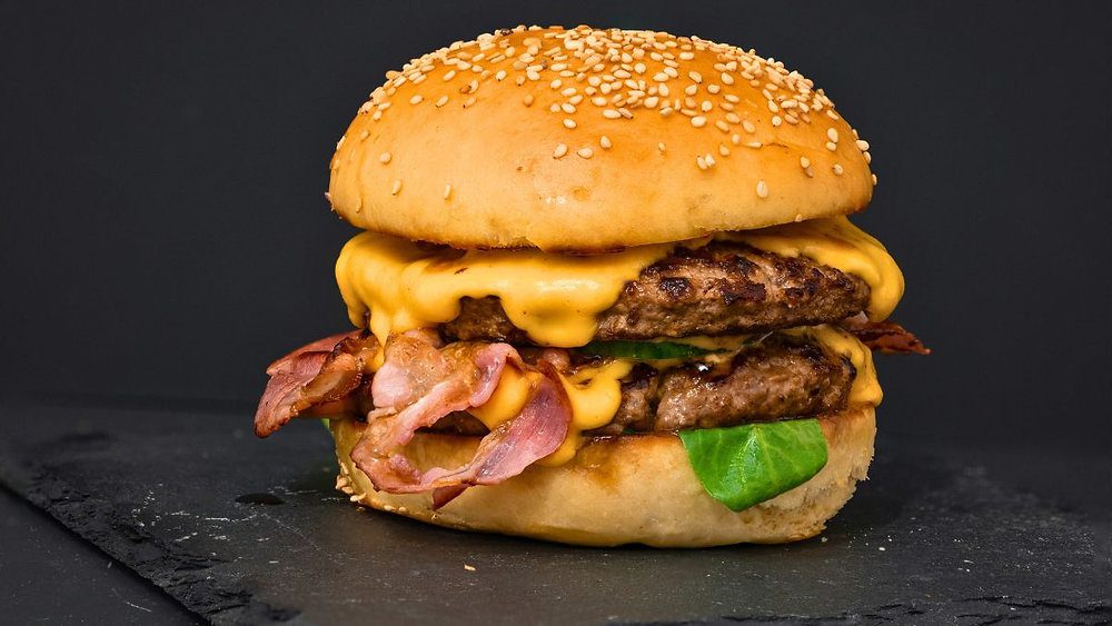 hamburguesas caseras con ingredientes frescos y coloridos