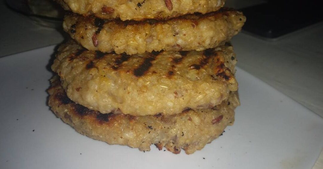 hamburguesas de arroz yamani con cebolla caramelizada