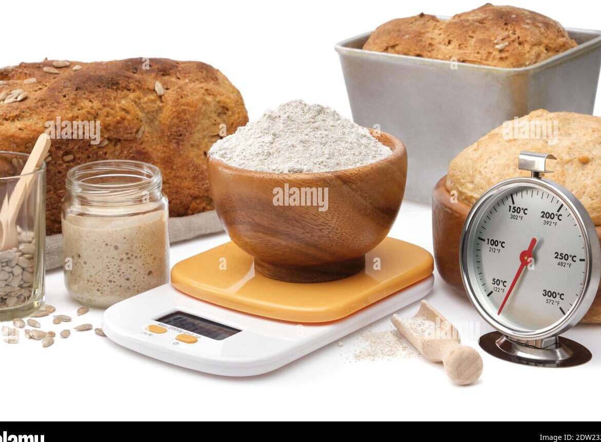 harina y levadura en balanza de cocina