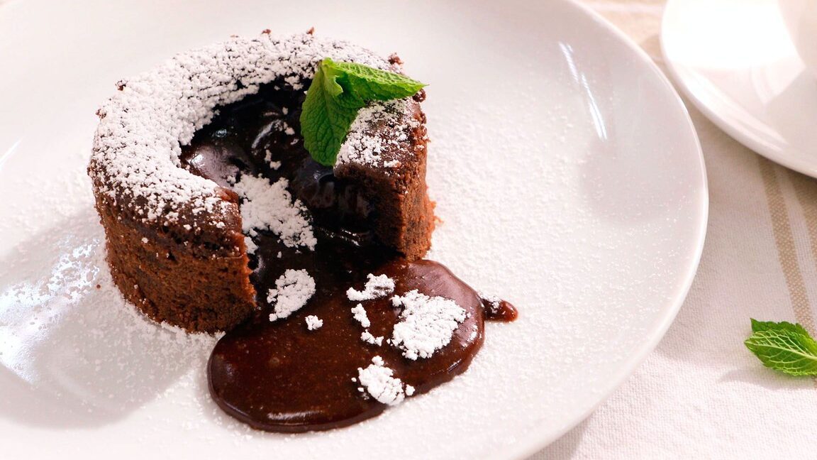 Volcán de Chocolate: Secretos de la Repostería Argentina 1 imagen de un volcan de chocolate derretido y esponjoso