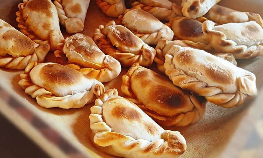 imagen de una bandeja de empanadas criollas argentinas