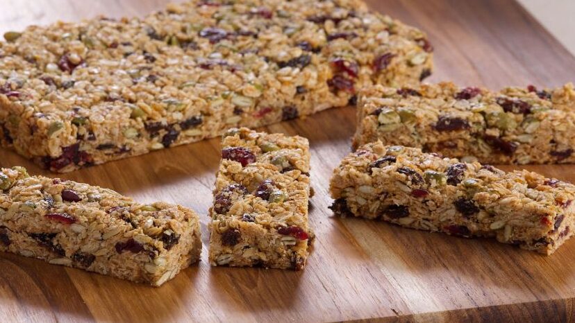 imagen de una barra de cereal casera con granola