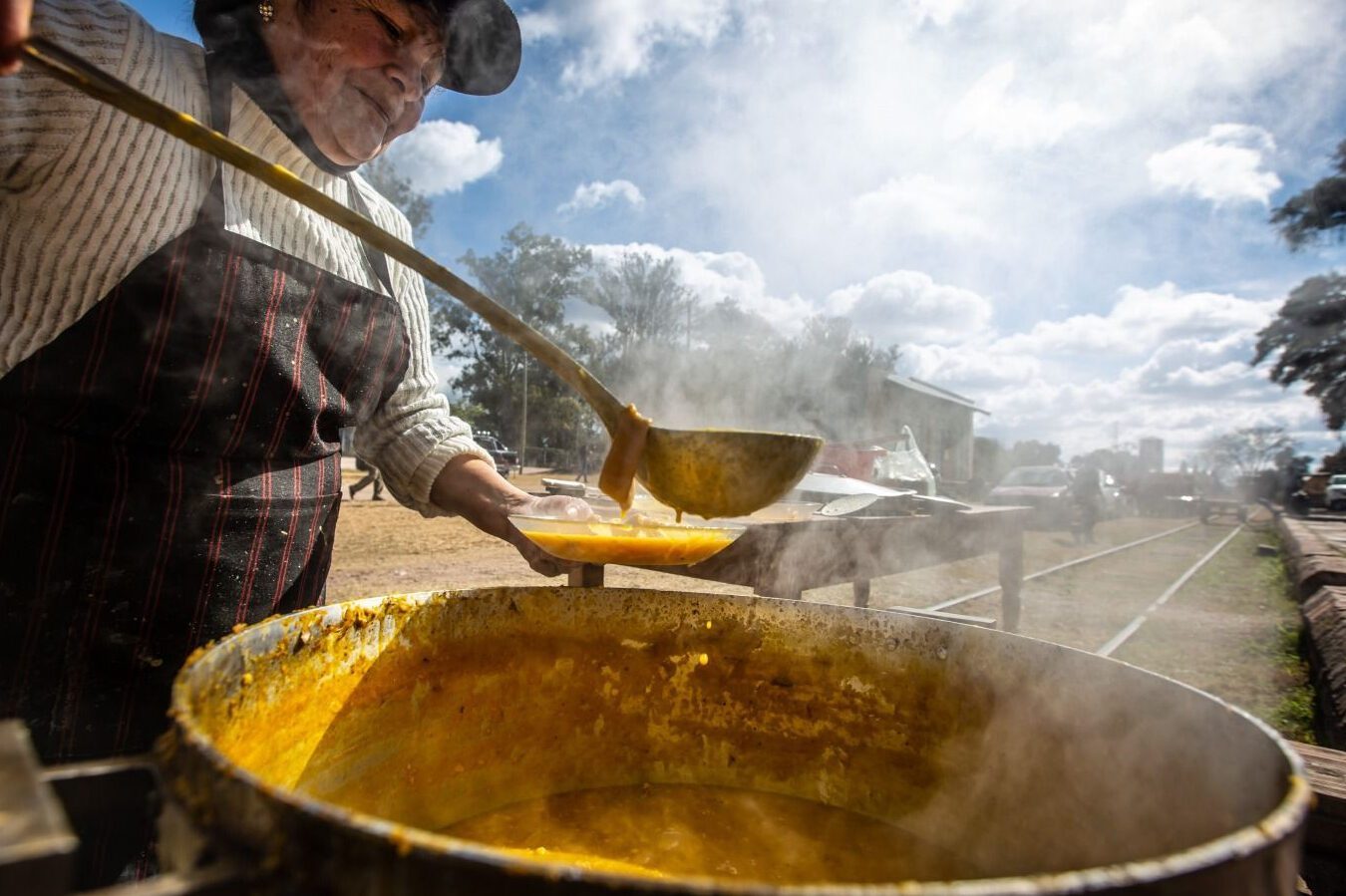 locro tradicional argentino en una olla gigante