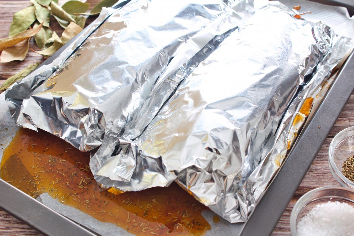 Cómo preparar lomo al horno con papel aluminio según Paulina Cocina 1 lomo de cerdo envuelto en papel aluminio