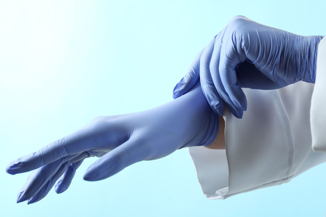 manos utilizando guantes de nitrilo blancos 1