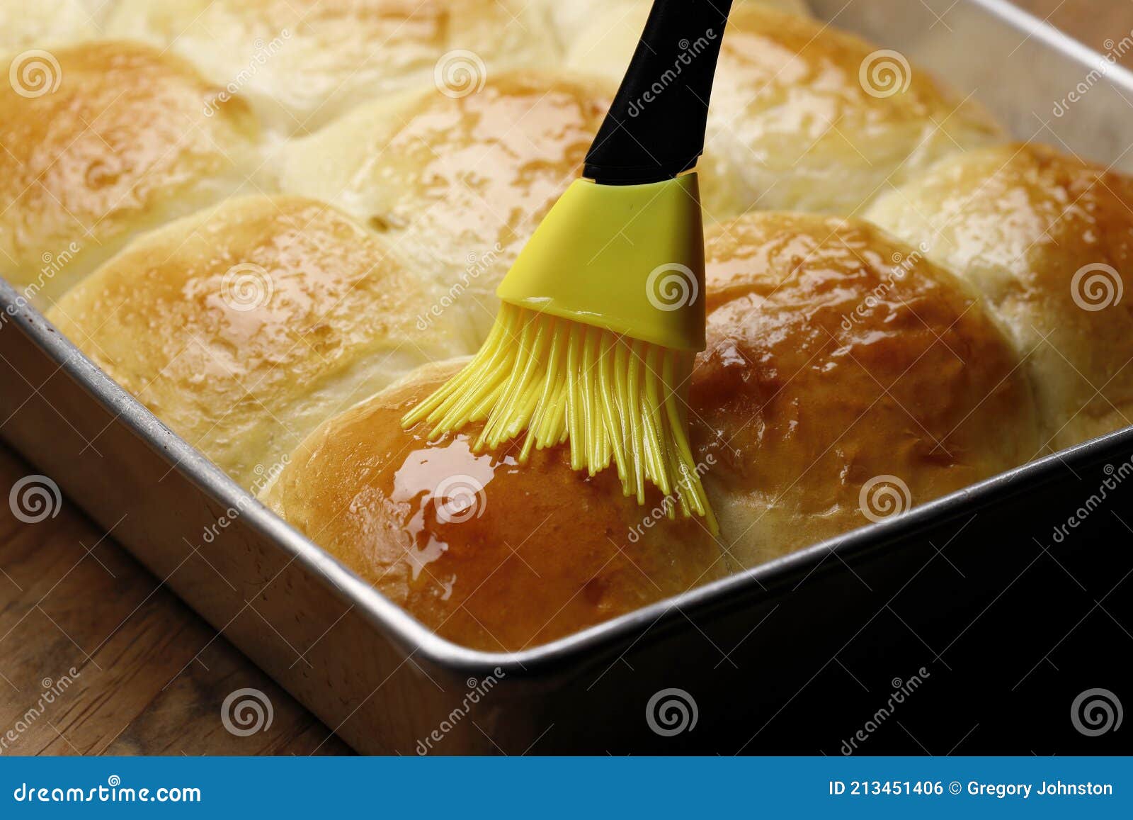 mantequilla derretida en pan recien horneado