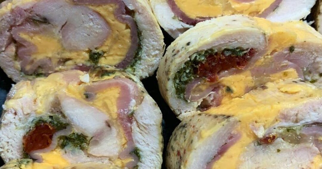 matambre de pollo envuelto y cortado en rodajas