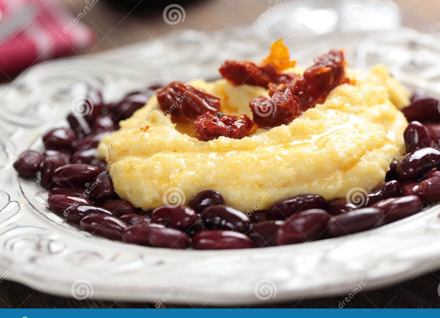 montana de polenta con coloridos ingredientes encima