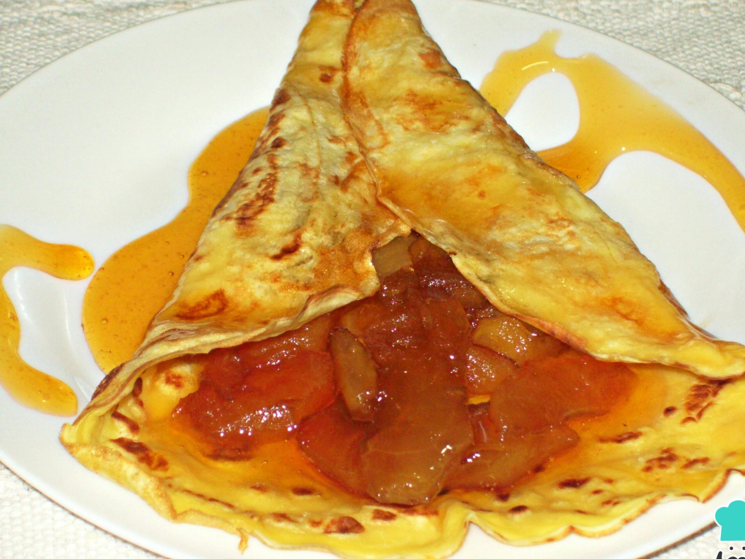 panqueques dorados con salsa de caramelo y frutas scaled