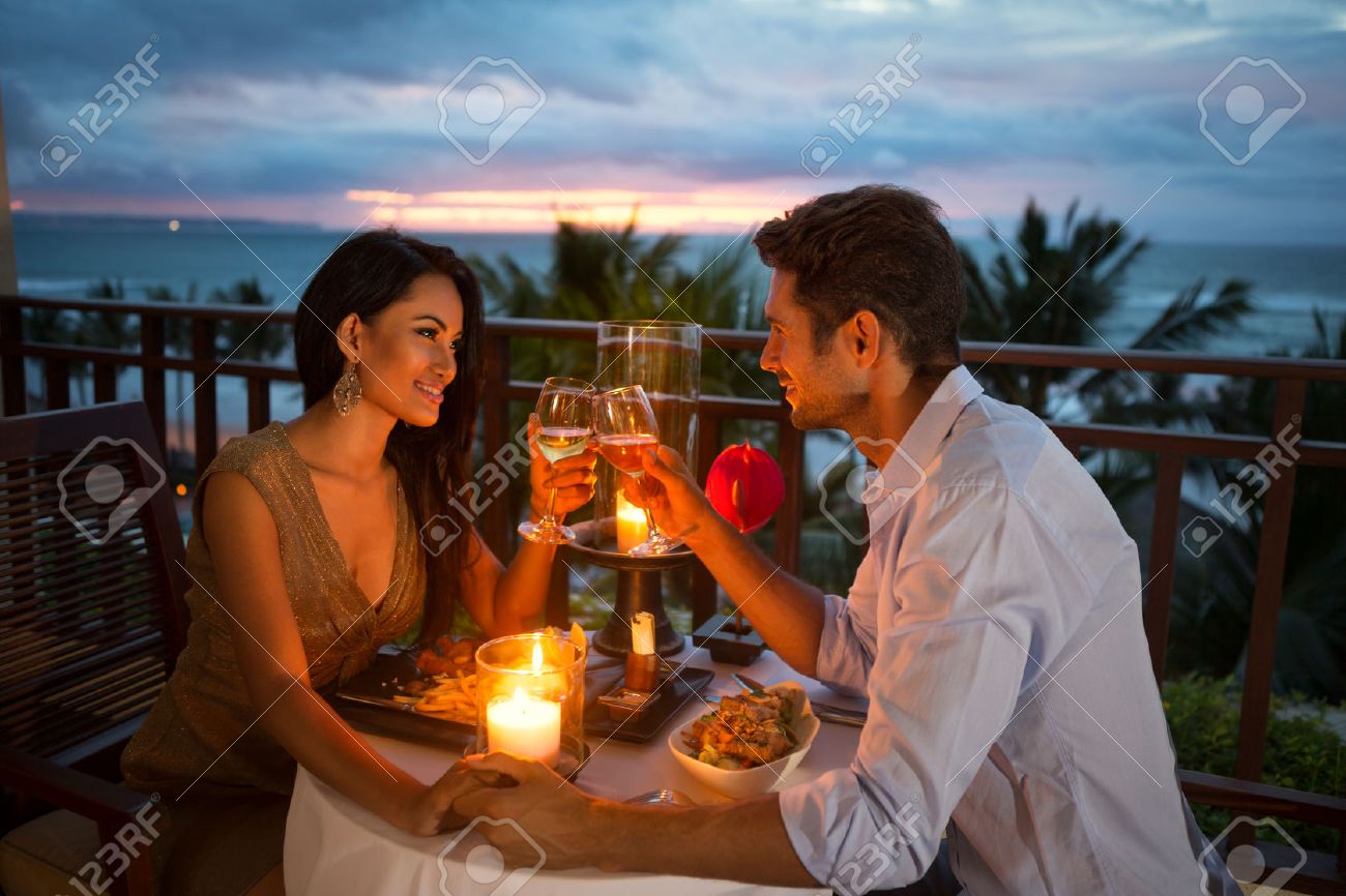 pareja disfrutando de una cena romantica