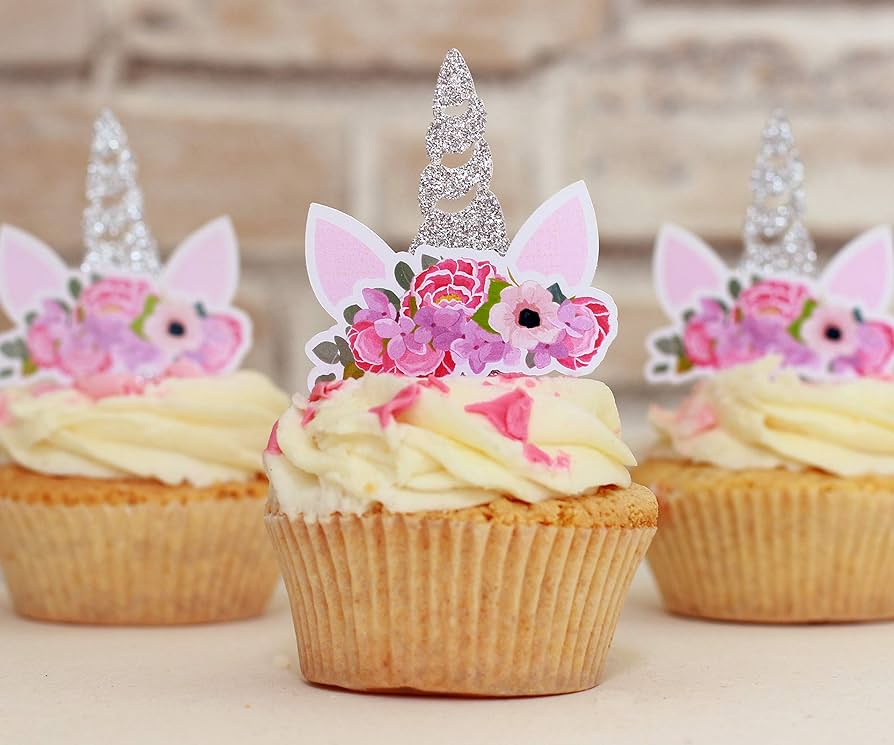 pastel decorado con unicornios y brillos