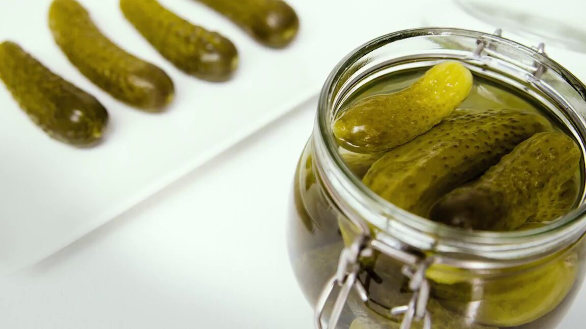 pepinillos agridulces caseros en un frasco