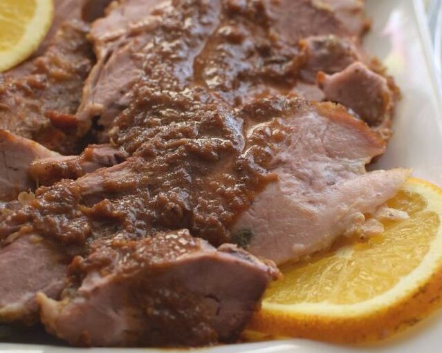 Delicioso pernil de cerdo con panes y salsas para saborear al máximo