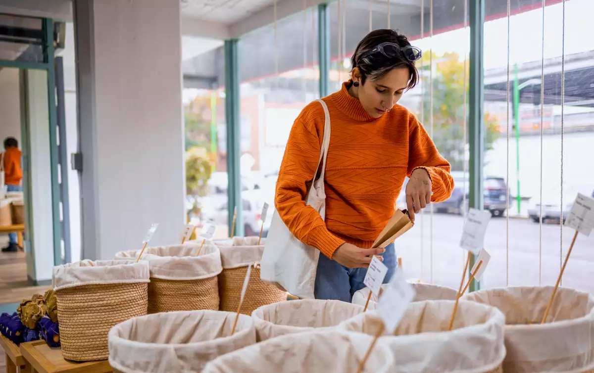 persona comprando alimentos a granel en tienda